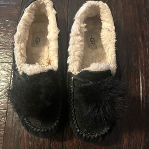 UGG Women’s Dakota Pom-Pom Black Suede Slippers with Fuzzy Pom-Poms size 9